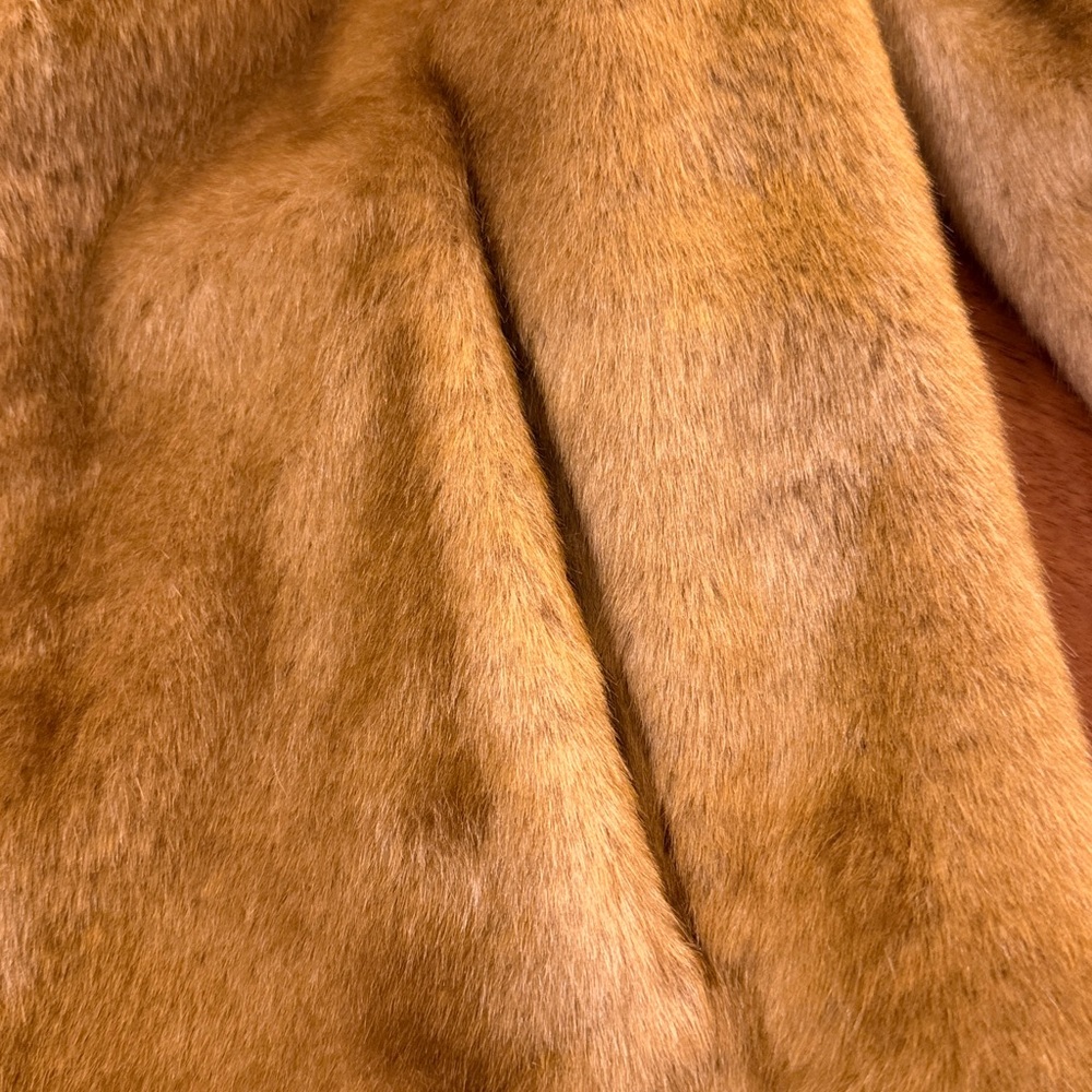 Gorgeous! Jones, New York faux fur jacket size
Medium.  perfect condition! - Picture 6 of 7